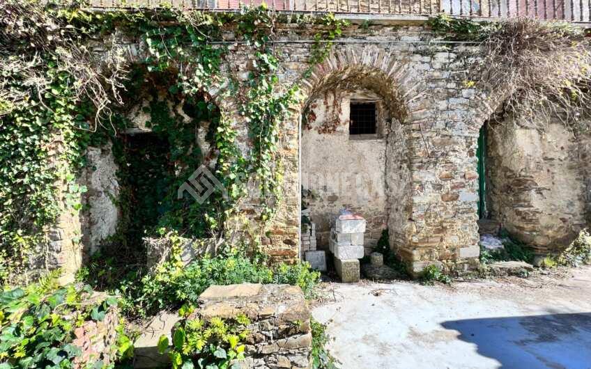 SC1340 Fabbricato in pietra con giardino e vista mare alla frazione Matonti di Laureana