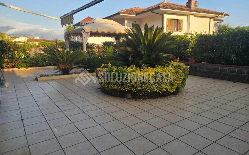 SC1360 Appartamento con giardino vicino al mare a Capitello Golfo di Policastro