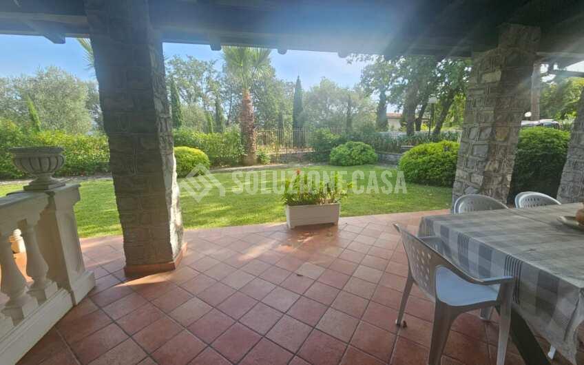 SC1376/a Appartamento con giardino in una stupenda villa a Scario