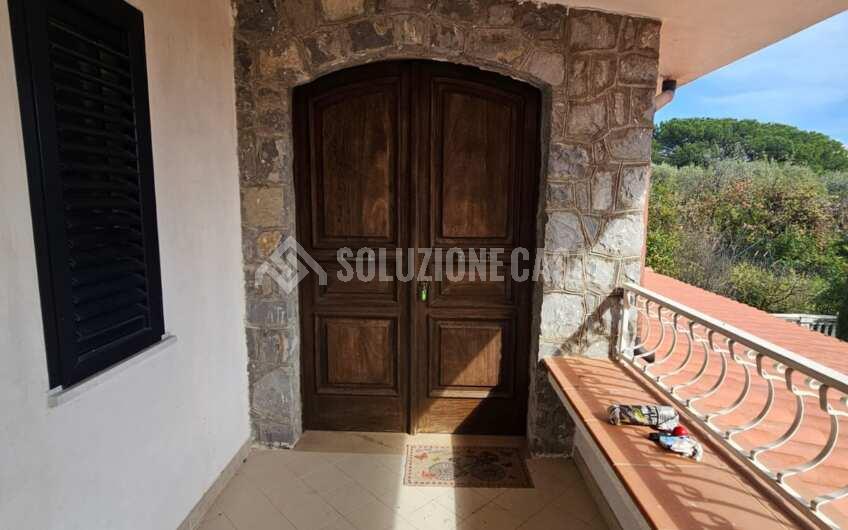 sc1376/b  Appartamento con terrazzo in una stupenda villa a Scario