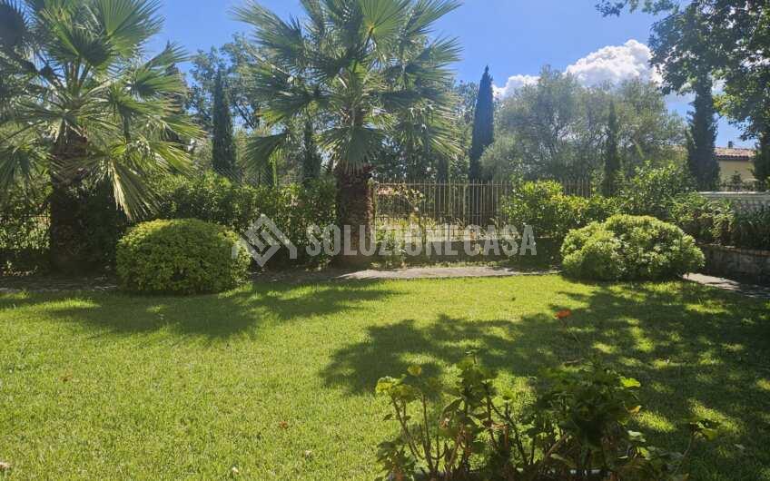 SC1376/a Appartamento con giardino in una stupenda villa a Scario