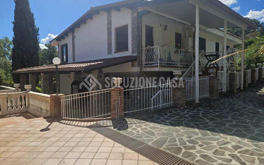 sc1376/b  Appartamento con terrazzo in una stupenda villa a Scario