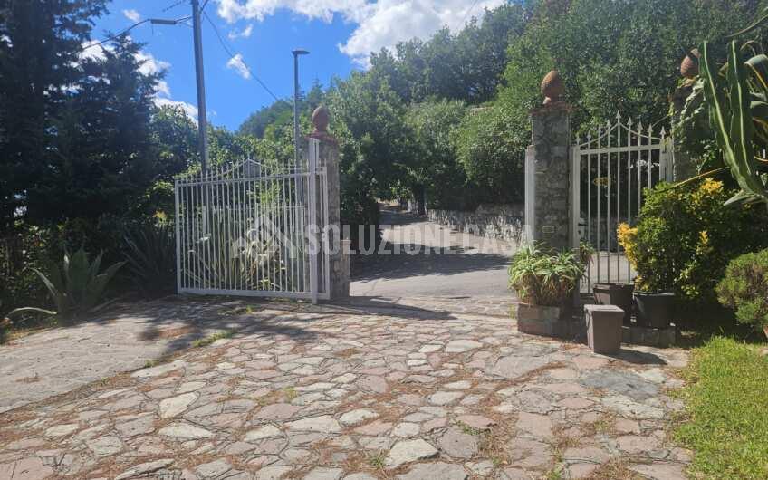 SC1376/a Appartamento con giardino in una stupenda villa a Scario