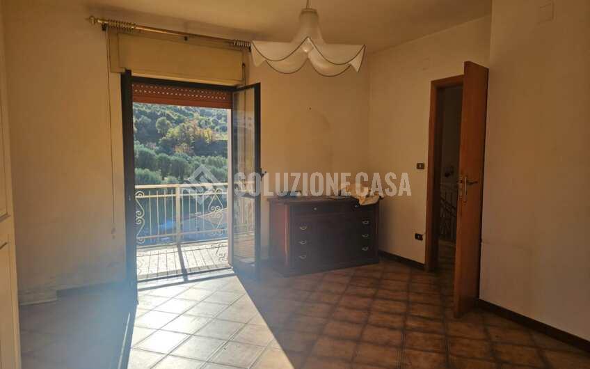 SC1392 Appartamento su due livelli con giardino e vista mare a Sapri