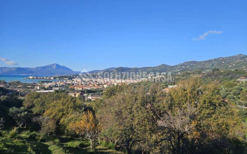 SC1392 Appartamento su due livelli con giardino e vista mare a Sapri